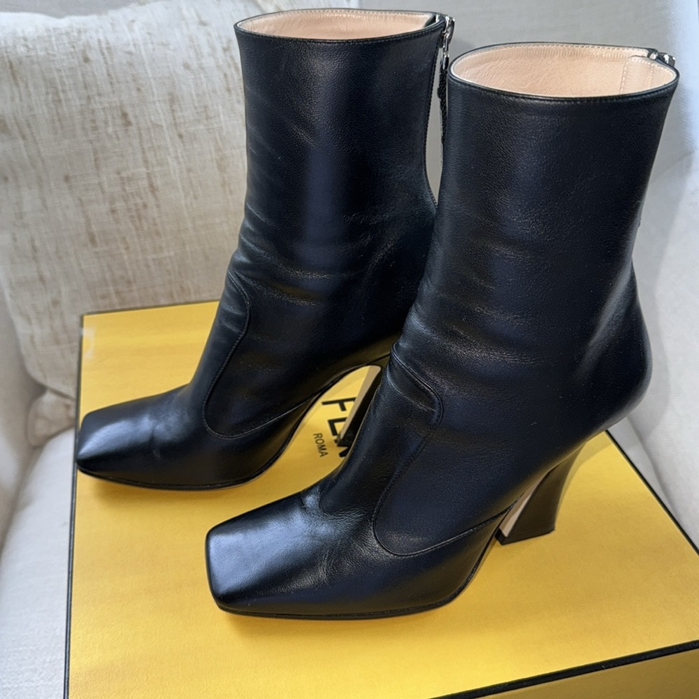 Fendi FFreedom 105mm Boots color: Black sz:36EU